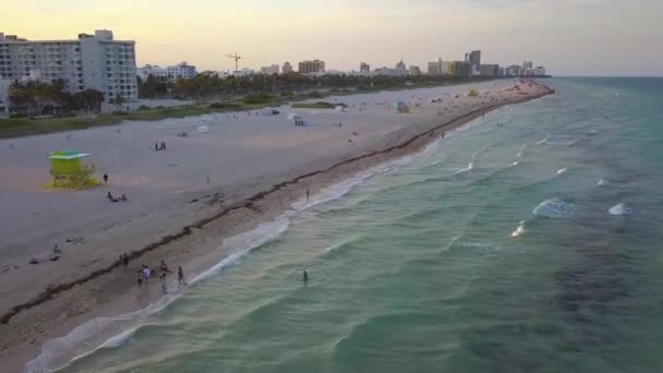 Flygfoto Med Utsikt Över Människor Vid South Point Stranden Solnedgång — Stockvideo