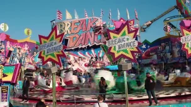 Kinderen Volwassenen Rijden Een Pretpark Diverse Entertainment Voor Leuke Vakantiegangers — Stockvideo