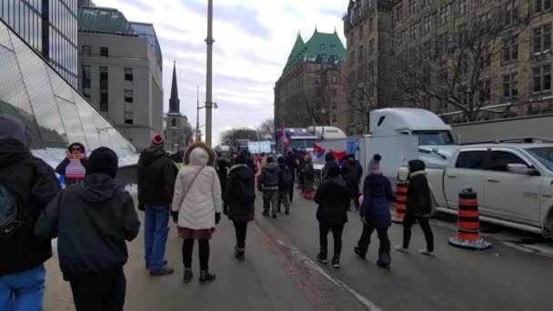 Protest Proti Svobodě Ottawě Kanadě Dav Kamiony Ulici — Stock video