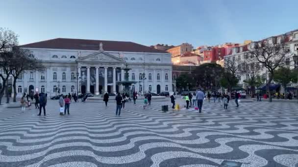 Παιδιά Παίζουν Φυσαλίδες Στην Πλατεία Rossia Στη Λισαβόνα Μια Ηλιόλουστη — Αρχείο Βίντεο