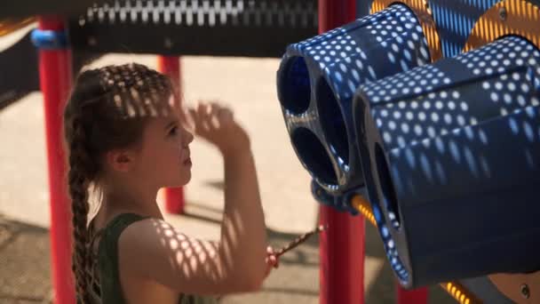 Jong Meisje Spelen Plastic Drums Een Kinderen Speeltuin Met Stokken — Stockvideo