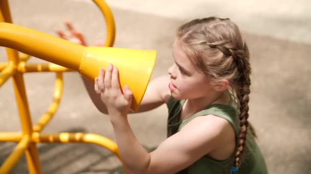 Jong Meisje Praten Een Tube Een Kinderspeelplaats — Stockvideo