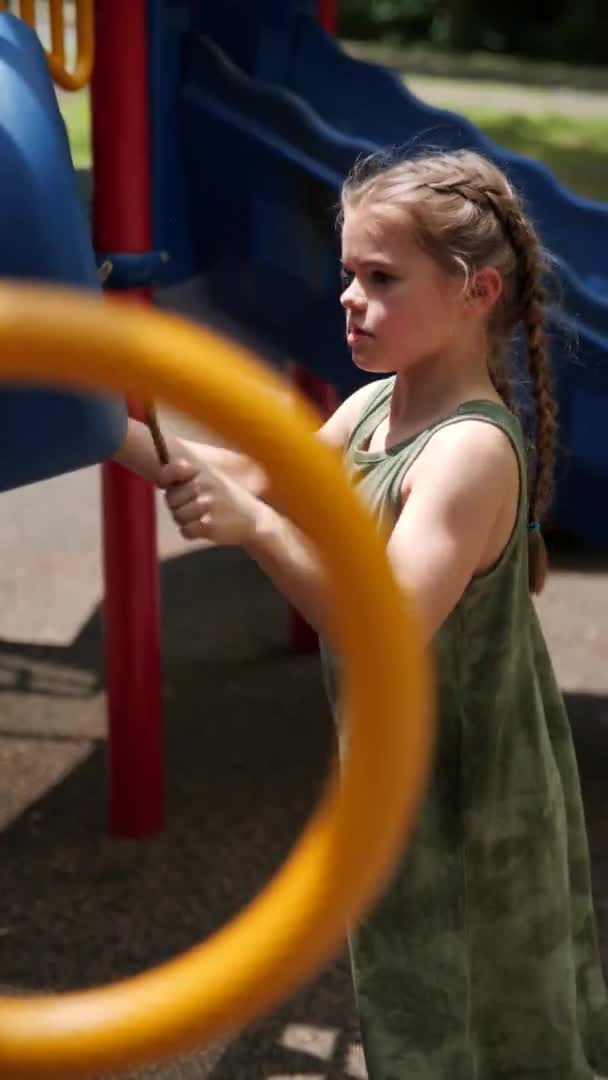 Jong Meisje Spelen Plastic Drums Een Kinderspeelplaats Met Stokken — Stockvideo