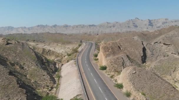 Coche Grande Está Pasando Por Valle Montaña Vista Alrededor Increíble — Vídeo de stock