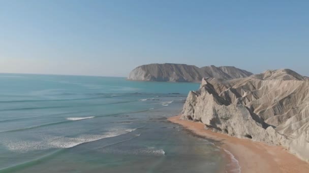 Drohnenaufnahmen Vom Strand Von Jiwani Die Wellen Werden Ihnen Den — Stockvideo