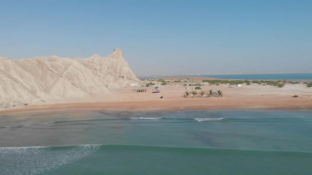 Filmutsikt Människor Njuter Stranden Och Havsvågorna Kraschar — Stockvideo