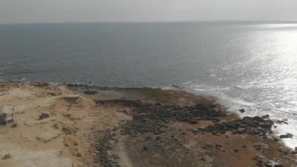 パキスタンのバロチスタン州グワダル地区のオマーン湾沿いに位置するJiwani Beach Gwadarの空中後方ドローン移動ショット — ストック動画