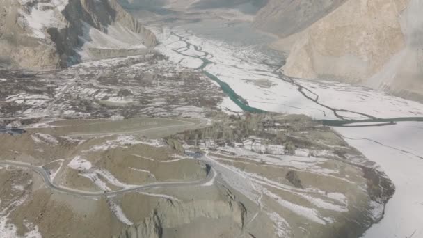 Flygfoto Över Snötäckta Passu Village Bredvid Frozen Hunza River Dolly — Stockvideo