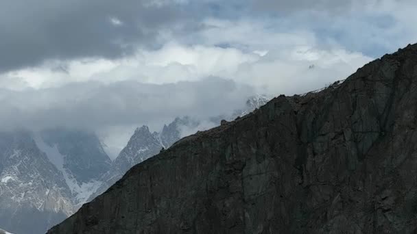 Aerial Rising Mountain Wall Reveal Passu Cones Karakoram Range Hiding — Vídeos de Stock