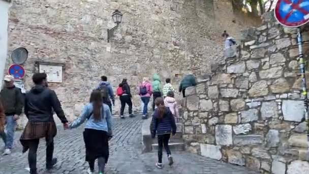 Τουρίστες Που Περπατούν Προς Castelo Jorge Κάστρο Στη Λισαβόνα — Αρχείο Βίντεο