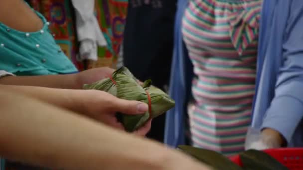葉に包まれたアジアの米三角形を準備する多くの手で忙しいキッチンエリア クローズアップ撮影 — ストック動画