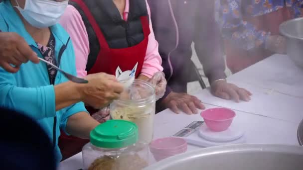 Mulher Colocando Aromatizante Uma Tigela Grande Arroz Roxo Carne Porco — Vídeo de Stock