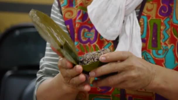 Hände Einer Frau Wickeln Traditionelles Lila Reisdreieck Während Der Nahrungszubereitung — Stockvideo