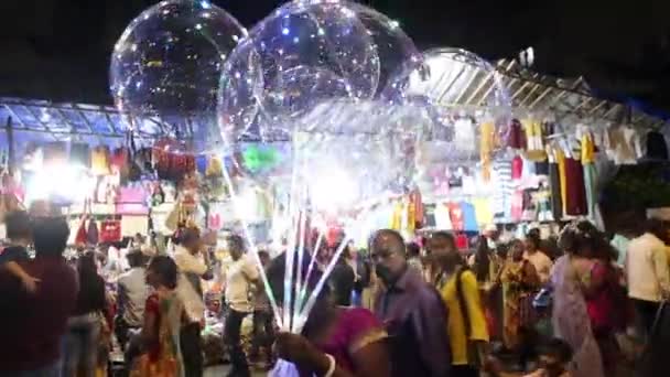 Vendeur Ballons Lumineux Coloré Dans Marché — Video