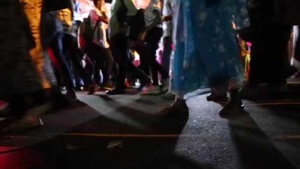 Gente Caminando Por Una Calle Noche — Vídeos de Stock
