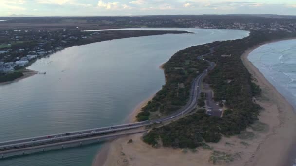 Rekaman Drone Terbalik Melihat Hulu Dekat Muara Sungai Barwon Barwon — Stok Video