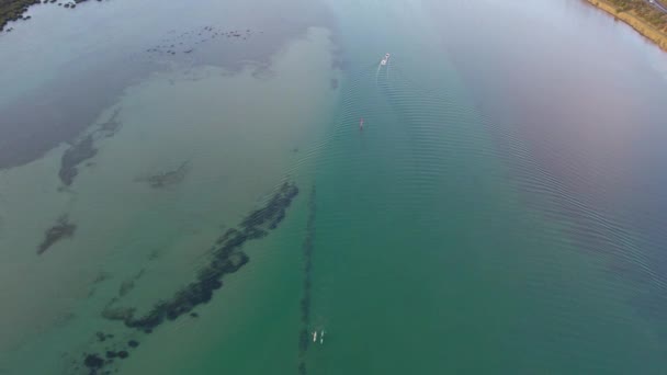 Aerial Näkymä Veneitä Kajakkeja Barwon River Lähellä Barwon Heads Victoria — kuvapankkivideo
