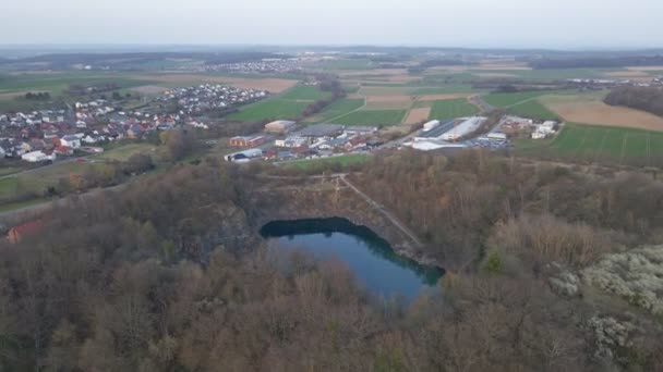Głęboki Niebieski Kamieniołom Jezioro Podczas Zachmurzonego Zachodu Słońca Niemczech Szeroki — Wideo stockowe