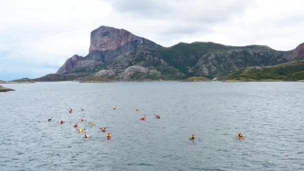 Kajakarze Jadą Kierunku Lwa Rodoya Helgelandskysten Północnej Norwegii — Wideo stockowe