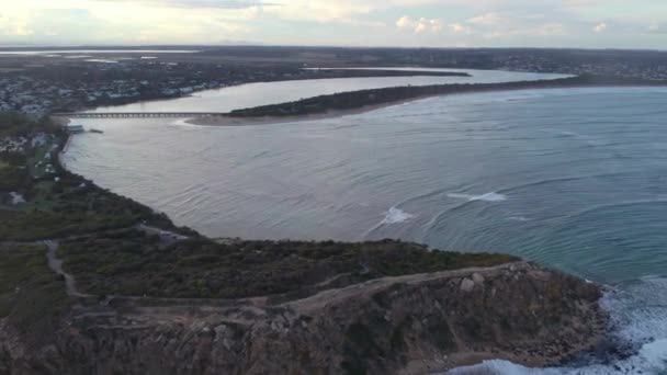男爵頭の上を飛ぶドローン映像オーストラリアのビクトリア州バーウォンヘッドのバーウォン川の河口に向かってブラフ 2022年4月 — ストック動画
