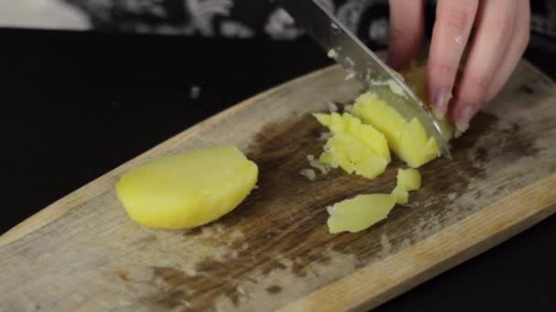 Разрезание Варёного Картофеля Мелкие Кусочки Ножом Статический Высокий Угол — стоковое видео