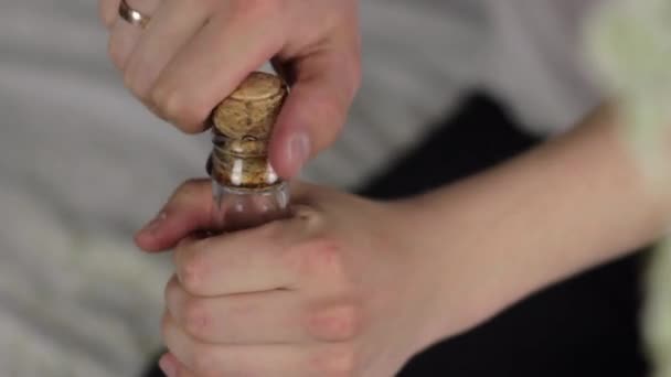 Ouverture Bouteille Vin Mousseux Verser Dans Verre Gros Plan — Video