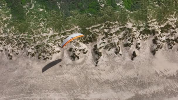 Parapente Navegando Sozinho Baixo Acima Ouddorp Dunas Areia Beira Mar — Vídeo de Stock