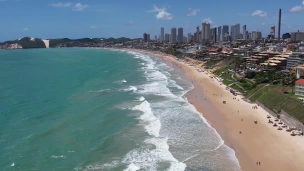 Βραζιλιάνικη Ακτογραμμή Του Νατάλ Όμορφη Παραλία Και Γαλαζοπράσινα Νερά Τουριστικά — Αρχείο Βίντεο