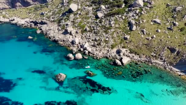Small Leisure Boat Anchored Idyllic Turquoise Mediterranean Sea Drone — Vídeo de stock