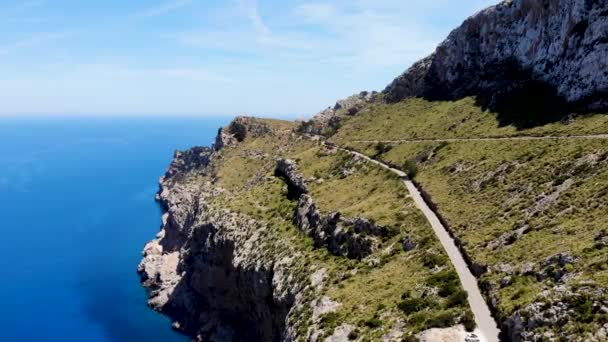 Scenic Road Top Sheer Limestone Cliff Mediterranean Majorca Drone — Vídeo de Stock
