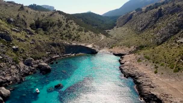 Vit Båt Flyter Avlägsen Vik Azure Medelhavet Cala Figuera Antenn — Stockvideo