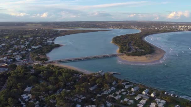 Flygfoto Över Barwon Heads Bridge Vid Mynningen Barwon River Victoria — Stockvideo