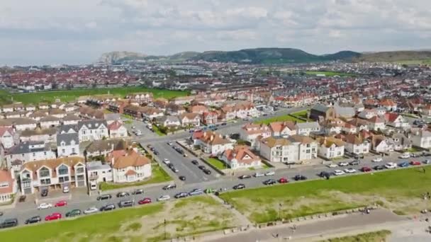 Beberapa Mobil Mengemudi Kidal Daerah Perumahan Kota Welsh Antara Vila — Stok Video