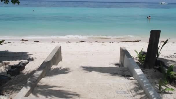 Захватывающий Белый Пляж Спокойное Голубое Море Феодосии Филиппины Летнее Туристическое — стоковое видео
