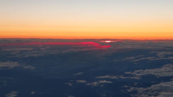 Hoog Boven Wolken Kijkt Ochtendzon Uit Tussen Dichte Bewolking Vanuit — Stockvideo