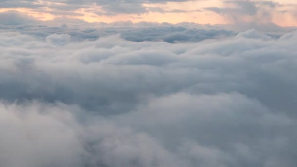 濃い雲がすぐに飛行機のビューを通過し 黄金の光が背景を照らし出し 空中の景色 — ストック動画