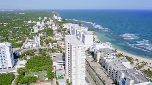 位于多米尼加共和国南部海岸的Playa Juan Dolio海滨酒店大楼 空中飞行 — 图库视频影像