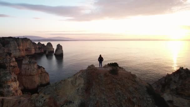 Osoba Oglądająca Wschód Słońca Skalistego Wybrzeża Algarve Portugalii Sylwetka Dziewczyny — Wideo stockowe