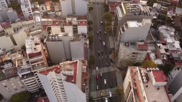 Aerial Tracking Shot Traffic Movement Road Amidst Tall Buildings Cordoba — Stock Video