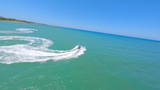 Туристы Наслаждаются Катанием Гидроцикле Карибском Море Летом Беспилотный Выстрел — стоковое видео