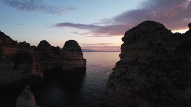 Drone Che Vola Tra Formazioni Rocciose Lungo Costa Portoghese All — Video Stock