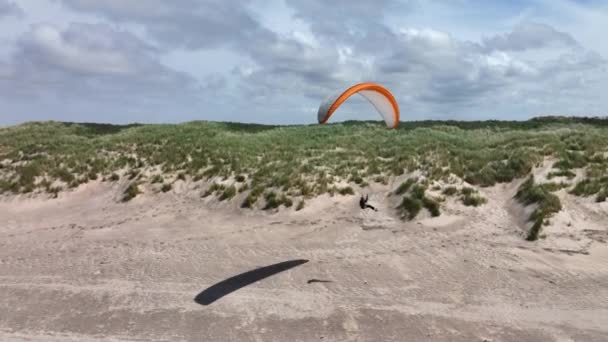 Gleitschirmflieger Schwebt Sonnigem Tag Über Sandstrand Den Niederlanden Luftaufnahme — Stockvideo