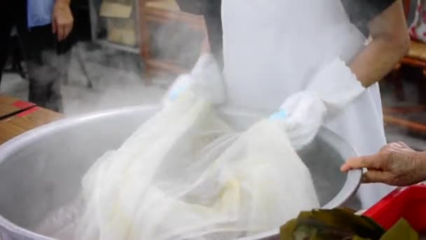 熱い紫色の米を蒸しの新鮮な袋は 大きな銀のボウルにチップ — ストック動画