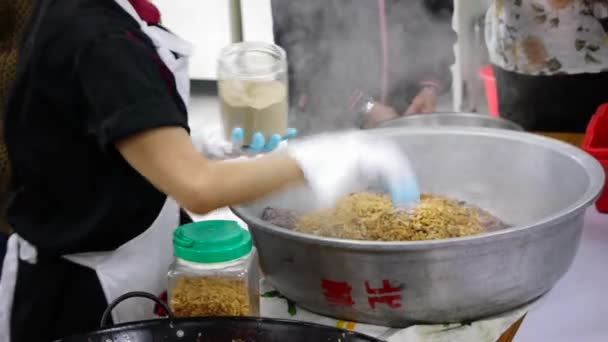 Saborización Polvo Que Espolvorea Sobre Arroz Morado Relleno Verduras Colocado — Vídeos de Stock