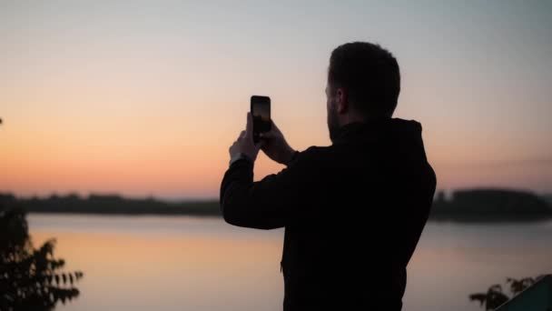 Mittlere Aufnahme Eines Mannes Der Vor Sonnenaufgang Mit Seinem Smartphone — Stockvideo