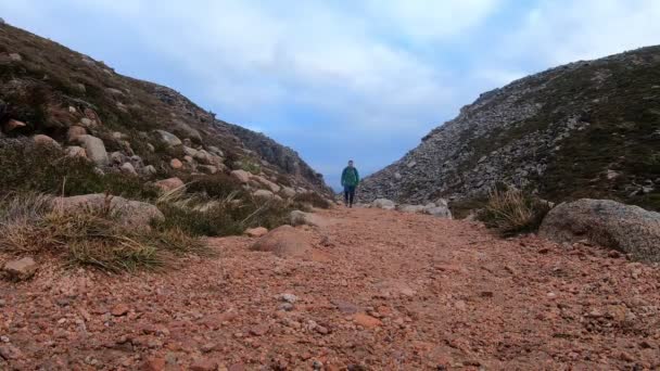 Homme Marchant Long Sentier Montagne Marche Vers Caméra Qui Est — Video