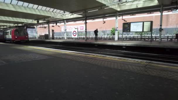 Southbound Jubilee Line Vlak Přijíždí Nástupiště Finchley Road Station Dne — Stock video