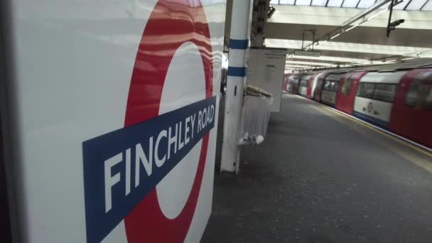 Close Zijaanzicht Van Finchley Road Roundel Station Aankomst Perron Mei — Stockvideo