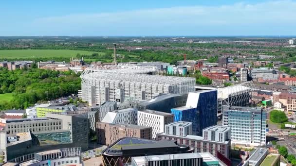 Estadio Fútbol James Park Entre Los Edificios Modernos Aspecto Casi — Vídeo de stock