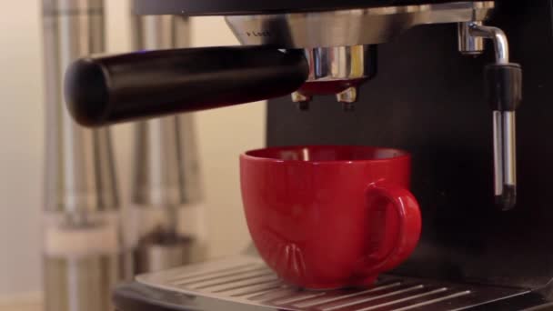 Primer Plano Taza Café Rojo Vapor Máquina Café Expreso Primer — Vídeos de Stock